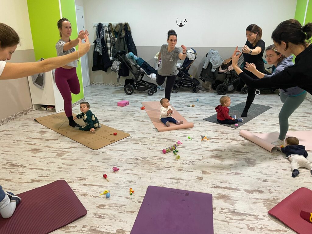 Yoga postnatal Yoga con bebes